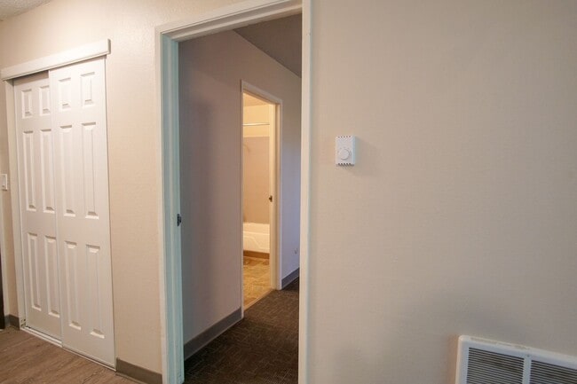 Building Photo - *Free Rent Special* Top Floor One Bedroom Near OHSU Ready Now!