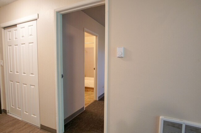Building Photo - Top Floor One Bedroom Near OHSU Ready Early January!