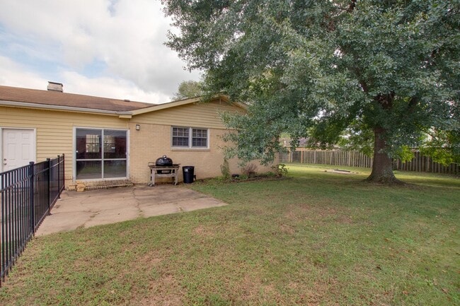 Building Photo - 904 SE Chatterson Rd