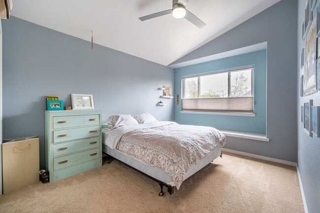 Building Photo - Gorgeous 6 bed 3.5 bath home located in Longmont, CO!