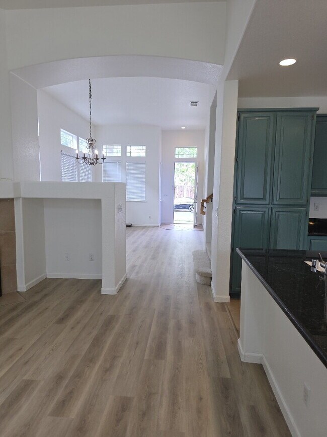 Building Photo - Beautiful house for rent in Folsom 4 bd 3 bath 1920 sq feet