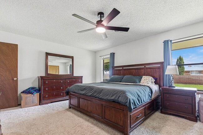 Building Photo - Spacious 3 bedroom 2 bath home with Solar Panels