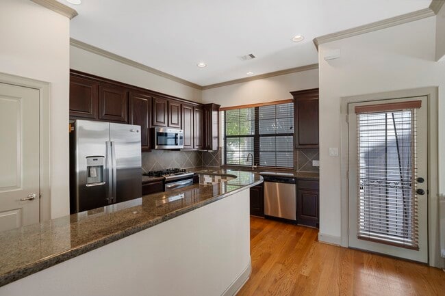 Building Photo - 1218 Sandman St