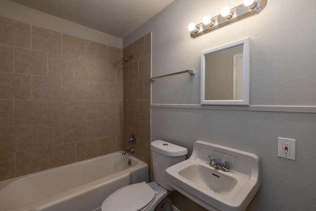 Building Photo - 2 bed, 1 bath in great location - move in ...