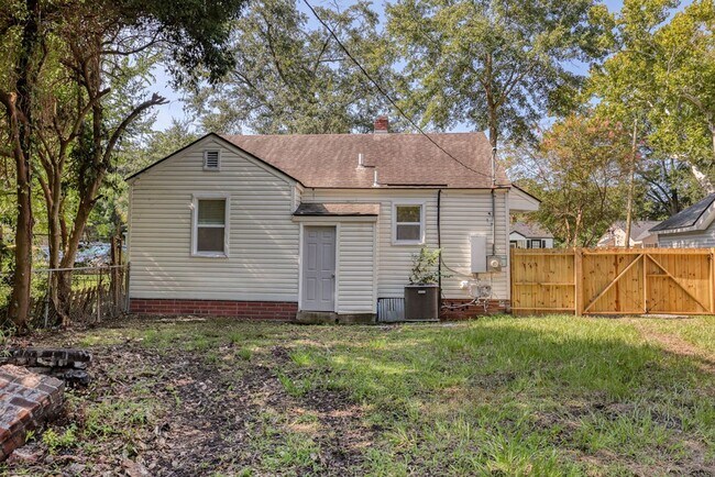 Building Photo - Renovated 2 bdrm home in East Savannah