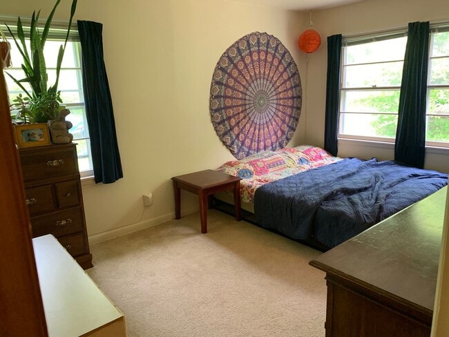 Building Photo - Charming Midvale Heights Ranch