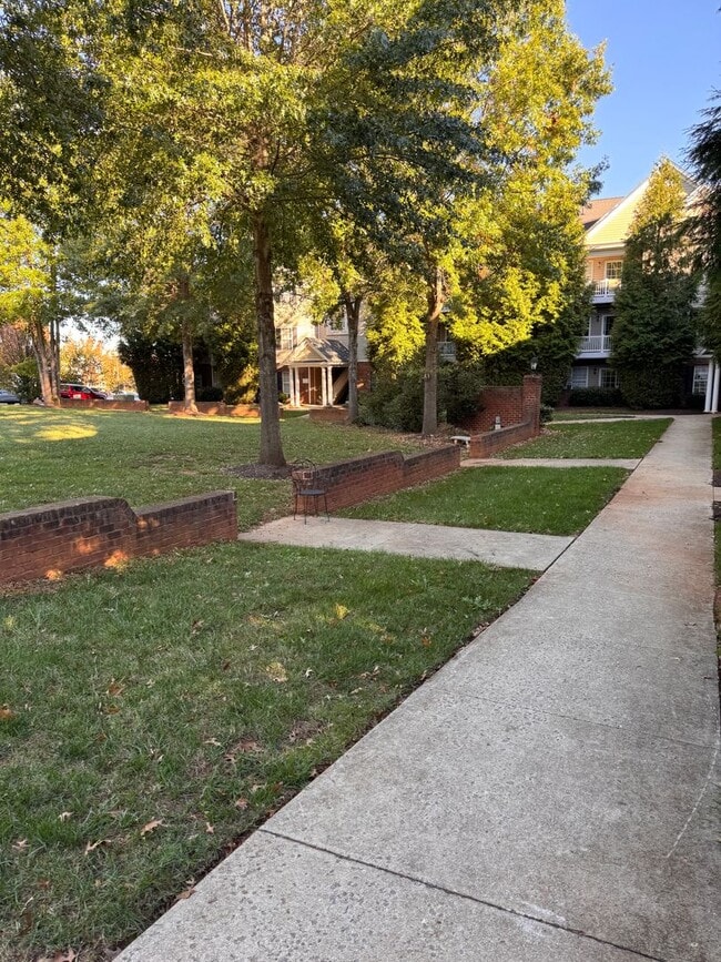 Building Photo - 3 Bedroom || 2 Bathroom Main Level Apartme...