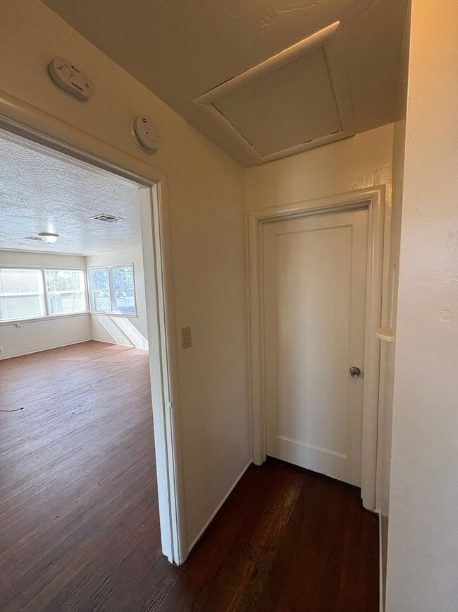 Building Photo - Cozy Home On Spacious Lot near Ballpark coming soon!