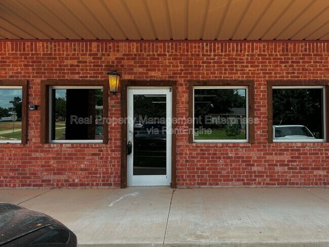 Building Photo - 200 S Main St
