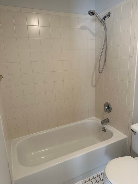 Building Photo - 18 Beach St