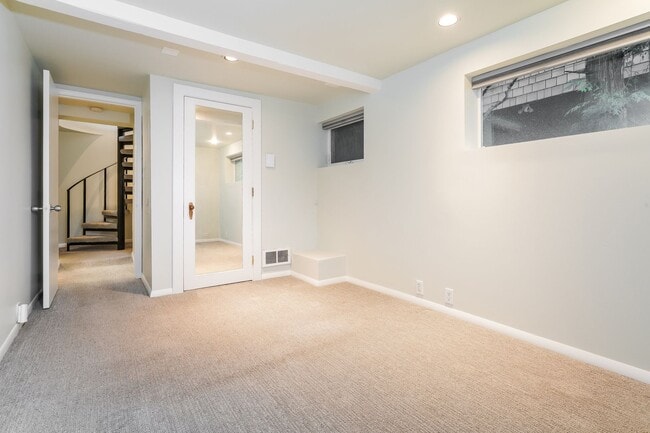 Building Photo - Modern Oasis in Seattle: 2-Bed, 2-Bath with Luxurious Amenities!