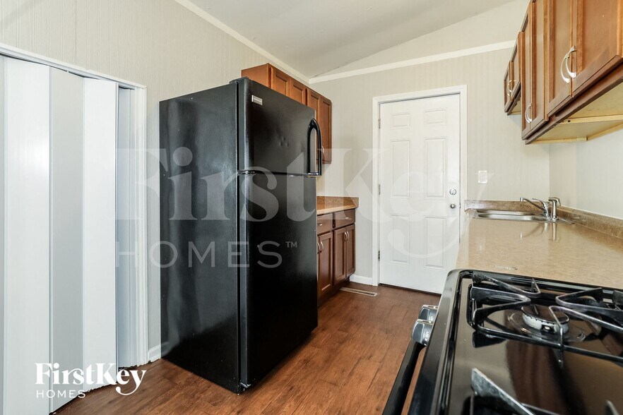 Building Photo - 16759 Artesian Ave