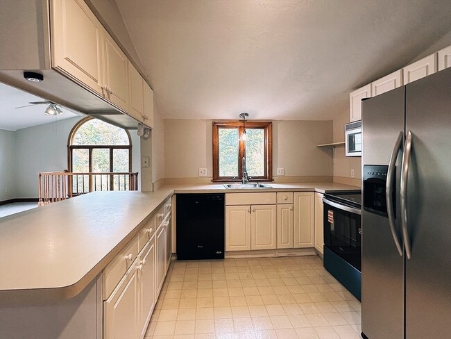 Building Photo - 44 Elm St