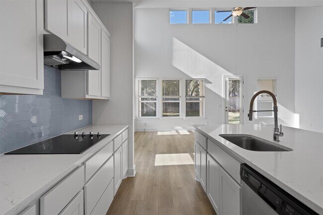 Building Photo - 724 Pinnacle View Dr