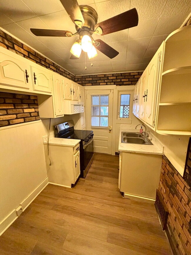 Building Photo - 715 6th St