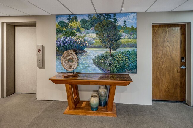 Building Photo - Downtown Furnished 1 Bed / 1 Bath Apartmen...