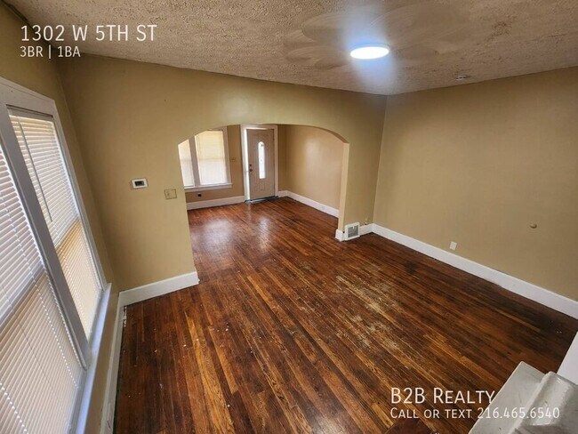 Building Photo - 1302 W 5th St