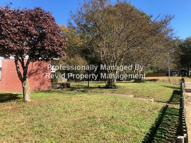 Building Photo - Large 3 bedroom home!