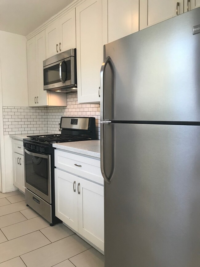 Building Photo - 2709-2711 Broadway Ave