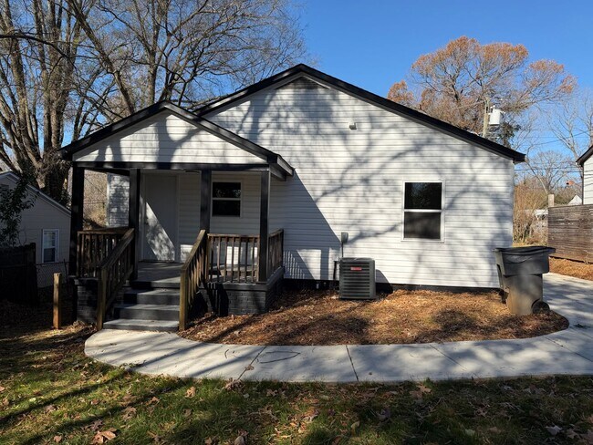 Building Photo - Beautifully Renovated 2 Bedroom Home!