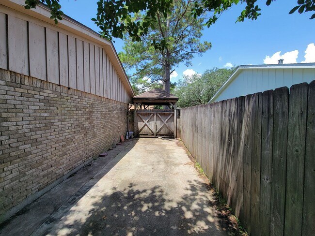 Building Photo - 1703 Raintree Dr