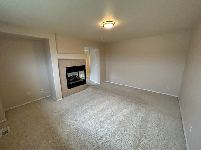 Building Photo - 4 Bed 3.5 Bath