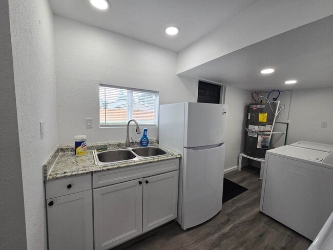 Building Photo - 1 Bedroom, 1 bathroom House