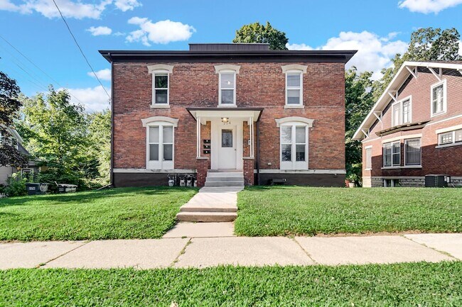 Building Photo - 204 Brown St