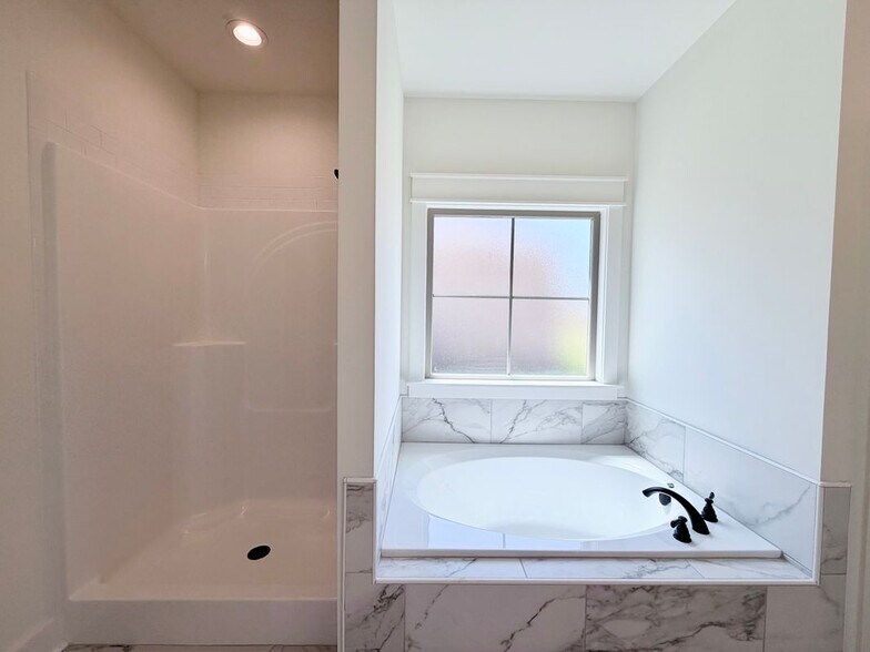 Building Photo - 521 Bristleleaf Path