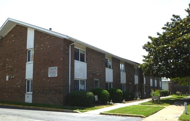 Primary Photo - 1063 W 48th St
