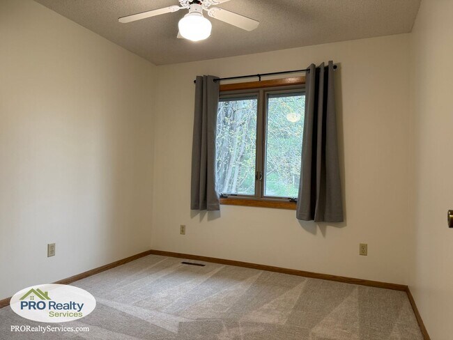 Building Photo - 3 Bedroom Home in Shoreview