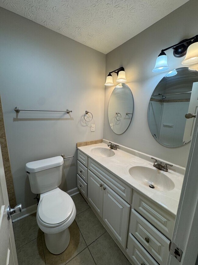 Building Photo - Lovely Brick Home!