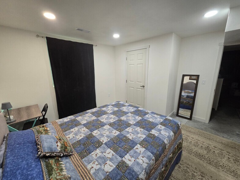 Building Photo - 481 Green Tree Dr