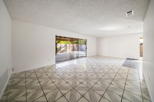 Building Photo - Charming 3 bedroom 2 bath in Escondido!