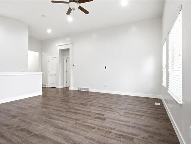 Building Photo - S Jordan-Beautiful 5 bed 3 bath family home