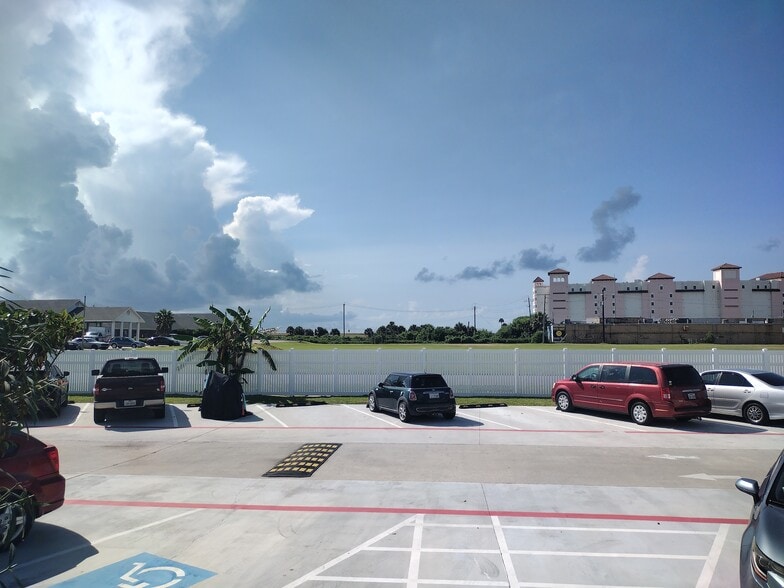 Building Photo - 3506 Cove View Blvd