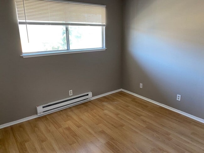 Building Photo - Clean Marina Condo (Park Marina)