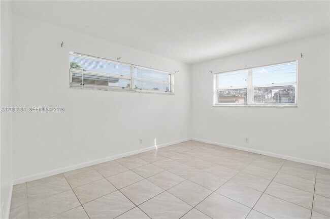 Building Photo - 856 SW 10th St