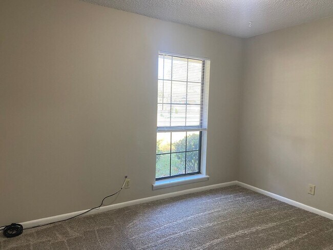 Building Photo - Dreamy 3 bedroom !
