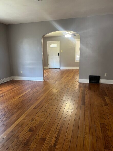 Double living room or living room dinning room combo - 929 Park Ave