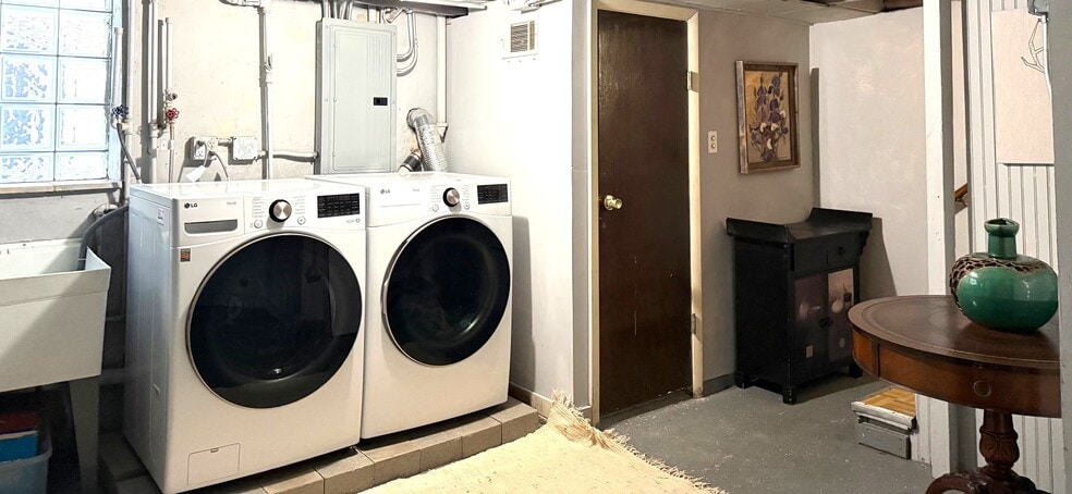 Laundry - 4028 N Overhill Ave