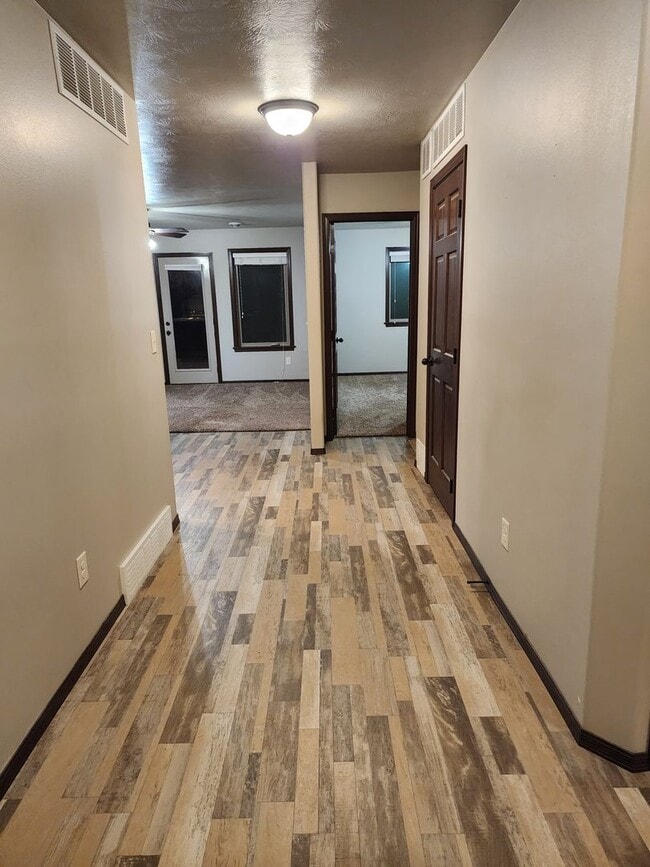 Building Photo - Three bedroom two bathroom Twin home