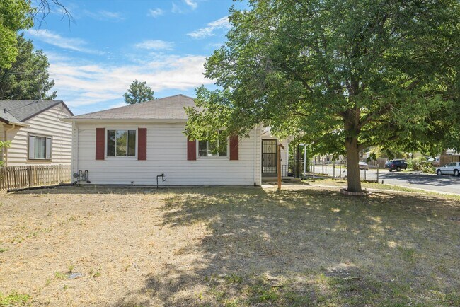 Building Photo - Spacious 3BR Home with Sunroom, Bonus Room & Large Yard