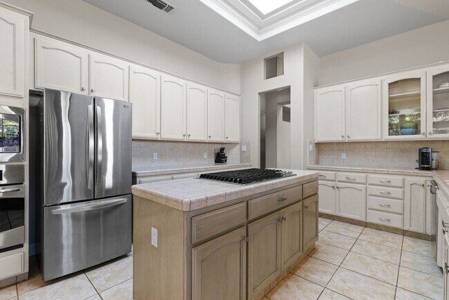 Building Photo - CLEAN 3 BEDROOM / 2 BATHROOM IN SEVEN OAK!...