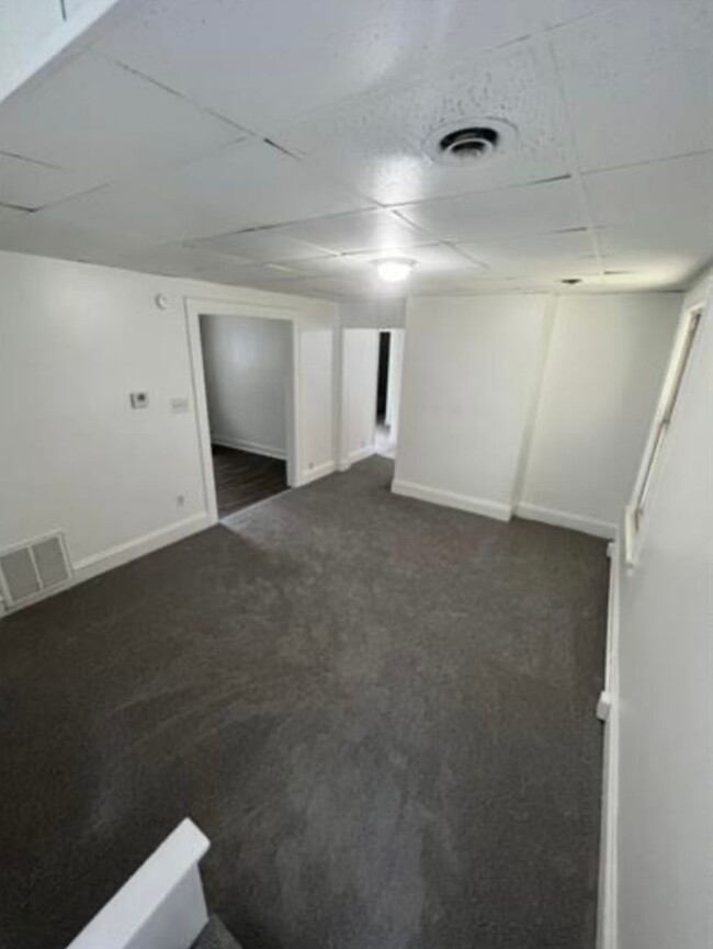 Building Photo - Expansive East End Townhome! Large Bedroom...