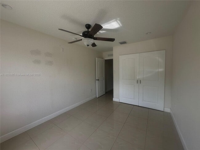 Building Photo - 3104 Tarpon Dr