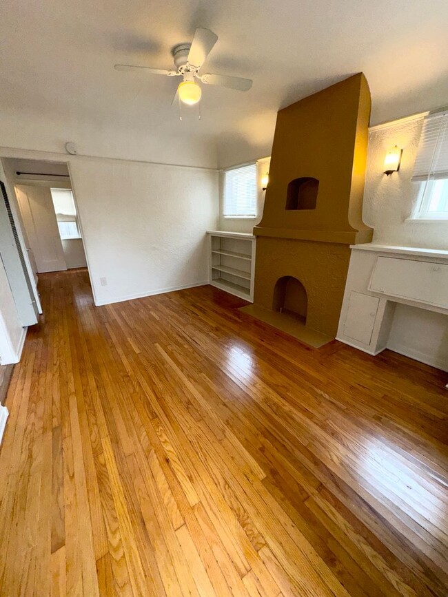 Building Photo - Charming 1-Bedroom Garden Cottage w/Garage...