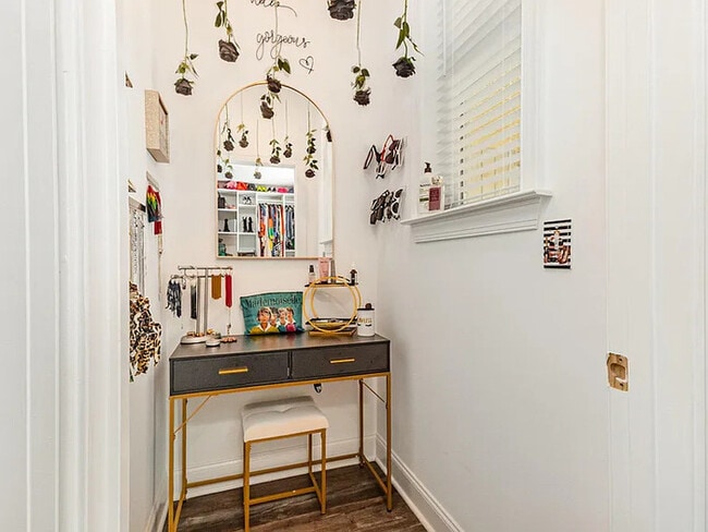 Building Photo - 300 W Amber Oak Dr