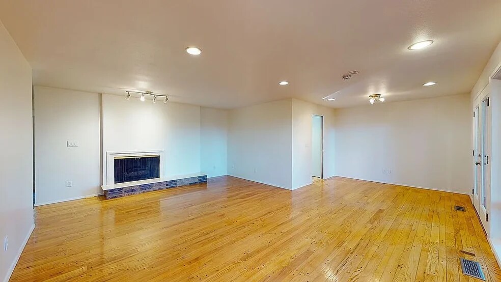 Gas fire place - 7302 139th PL NE