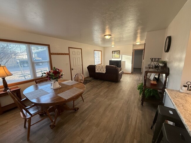 Building Photo - 320 W Barnes St